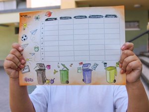 Einschulungsaktion von bonnorange Kind hält Stundenplan von bonnorange in die Kamera