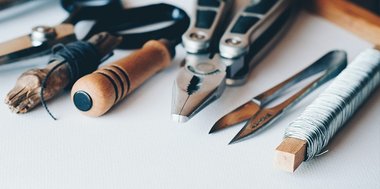 Teaser Startseite ReUse: Verschiedenes Werkzeug liegt auf einem Werkstisch. Verschiedenes Werkzeug liegt auf einem Werkstisch.